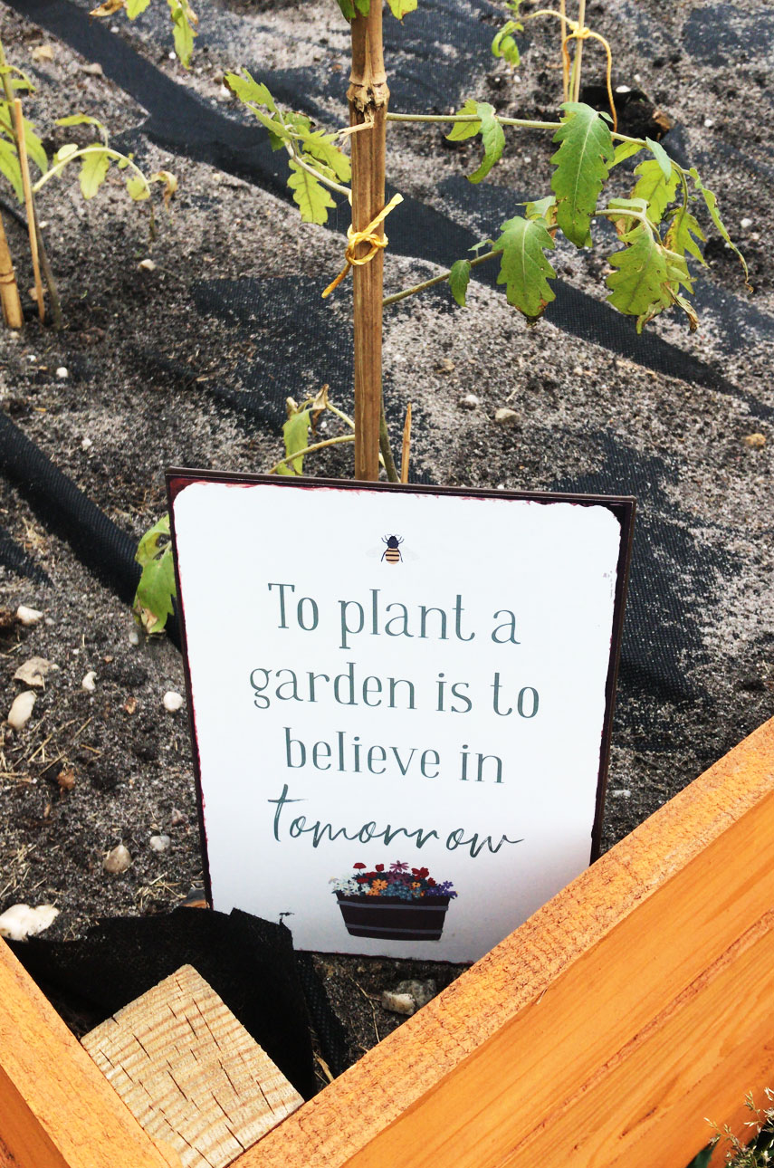 TABLICZKA METALOWA „To plant a garden is to believe in tomorrow” IB LAURSEN